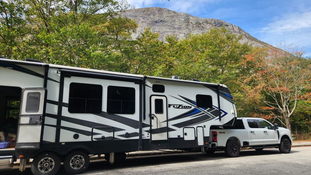 2020 fuzion camper like new