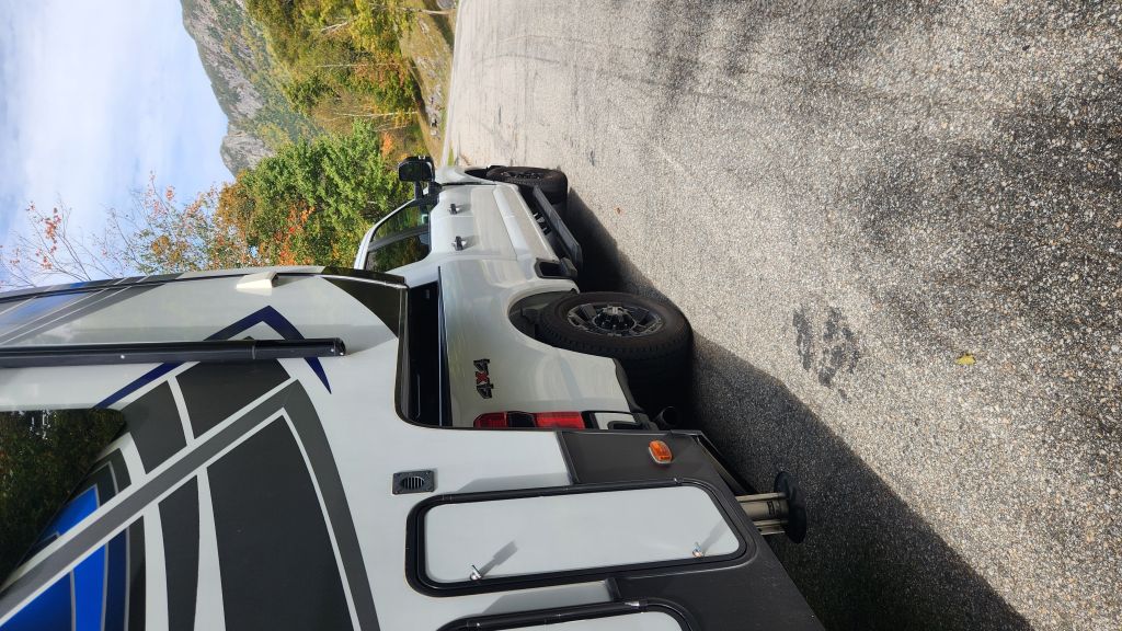 2020 fuzion camper like new