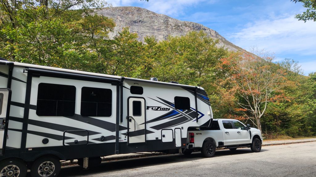 2020 fuzion camper like new