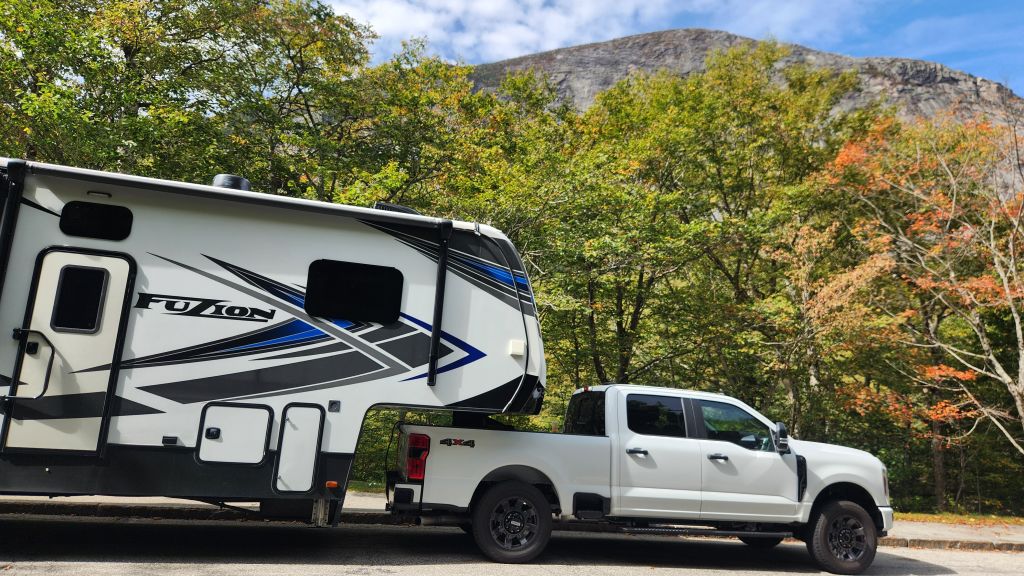 2020 fuzion camper like new